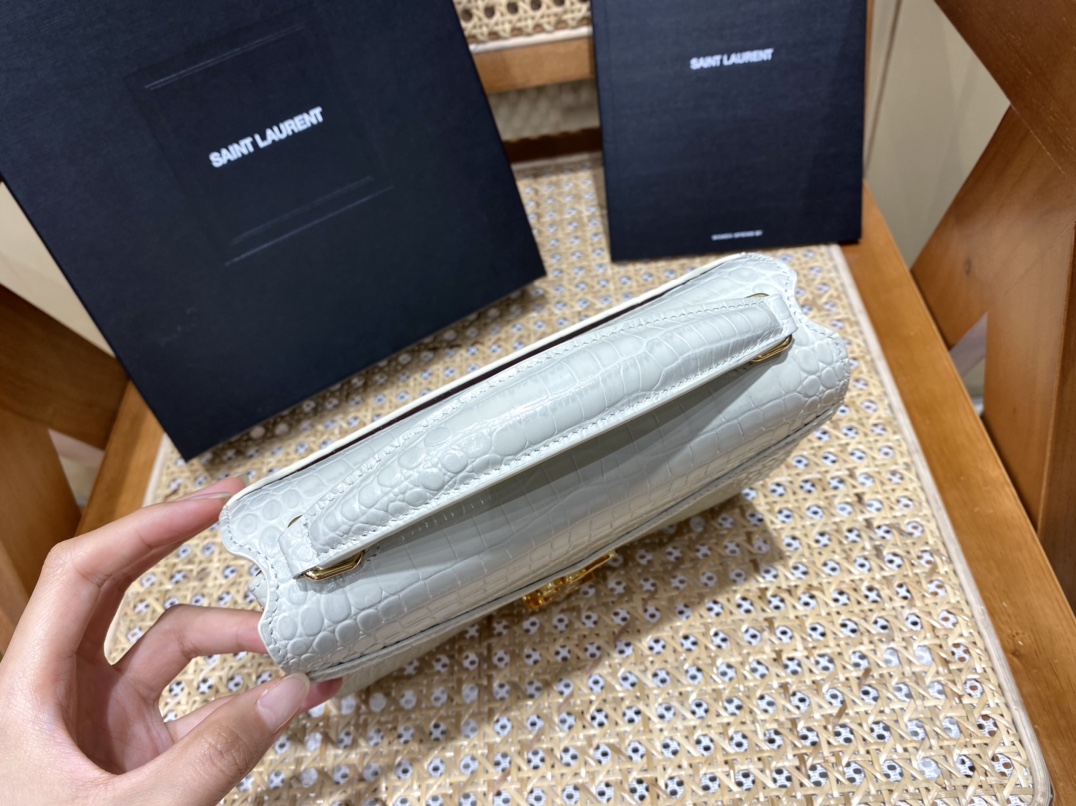 YSL 𝐂𝐚𝐬𝐬𝐚𝐧𝐝𝐫𝐚 Mini 20CM 鳄鱼纹手拎包 602716白色/金扣
