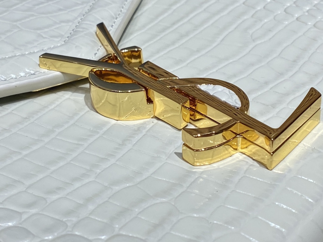 YSL 𝐂𝐚𝐬𝐬𝐚𝐧𝐝𝐫𝐚 Mini 20CM 鳄鱼纹手拎包 602716白色/金扣
