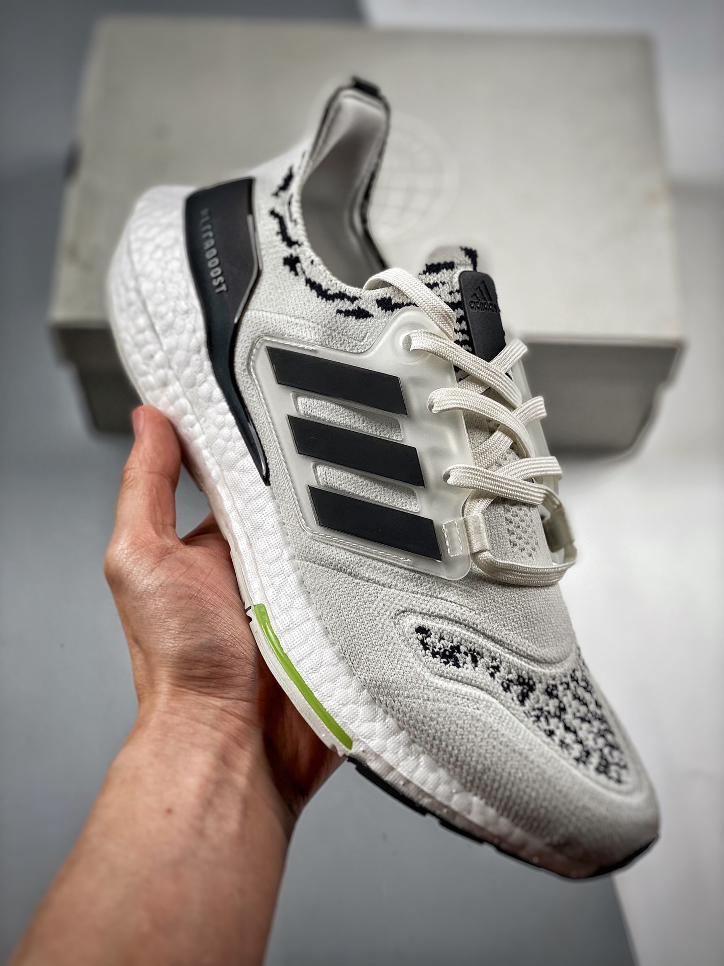 -2 Ultra Boost 8.0 blanco y negro, lanzamiento simultáneo en tiendas, fotos reales en primer lanzamiento. En comparació…