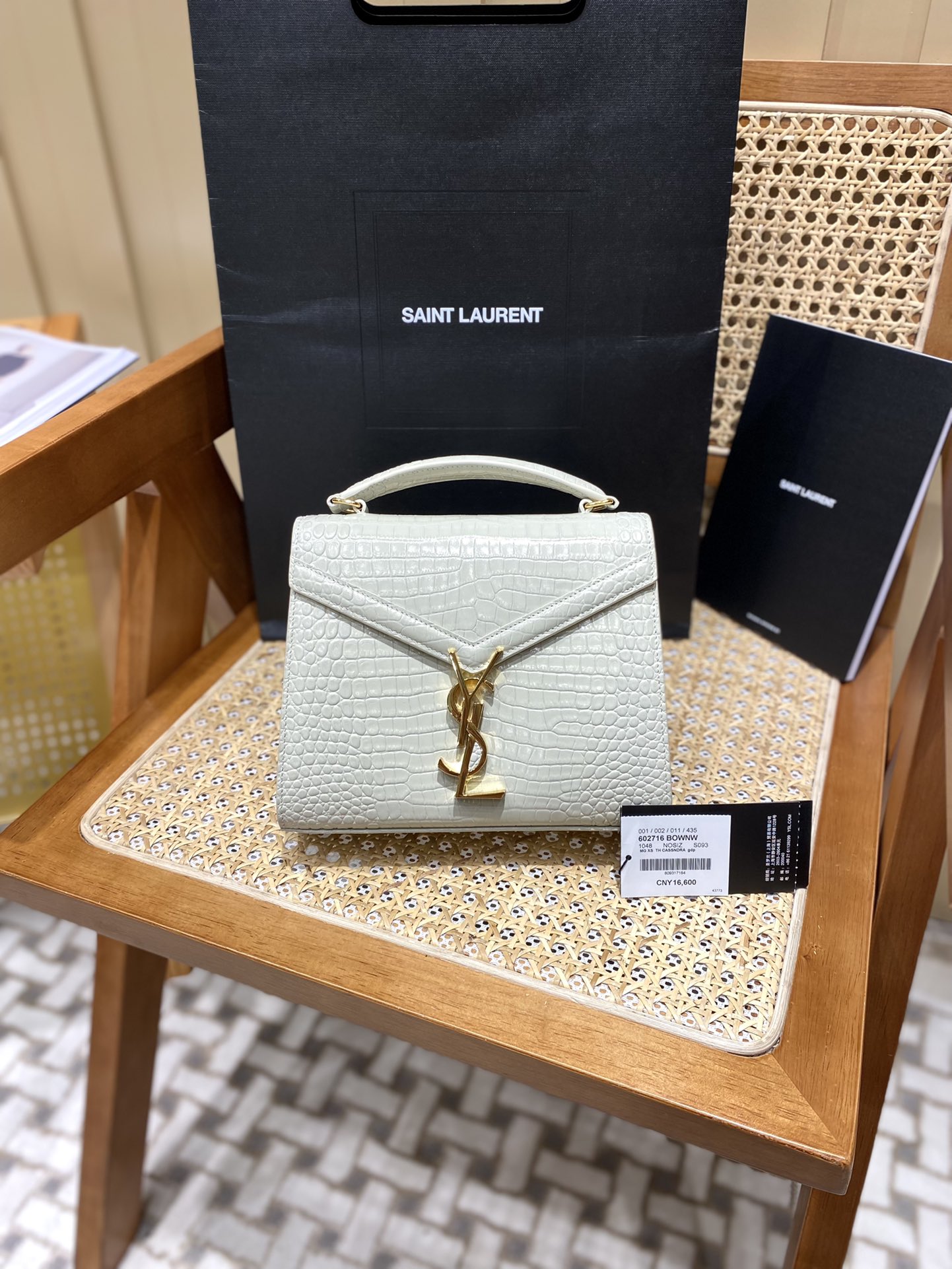 YSL 𝐂𝐚𝐬𝐬𝐚𝐧𝐝𝐫𝐚 Mini 20CM 鳄鱼纹手拎包 602716白色/金扣