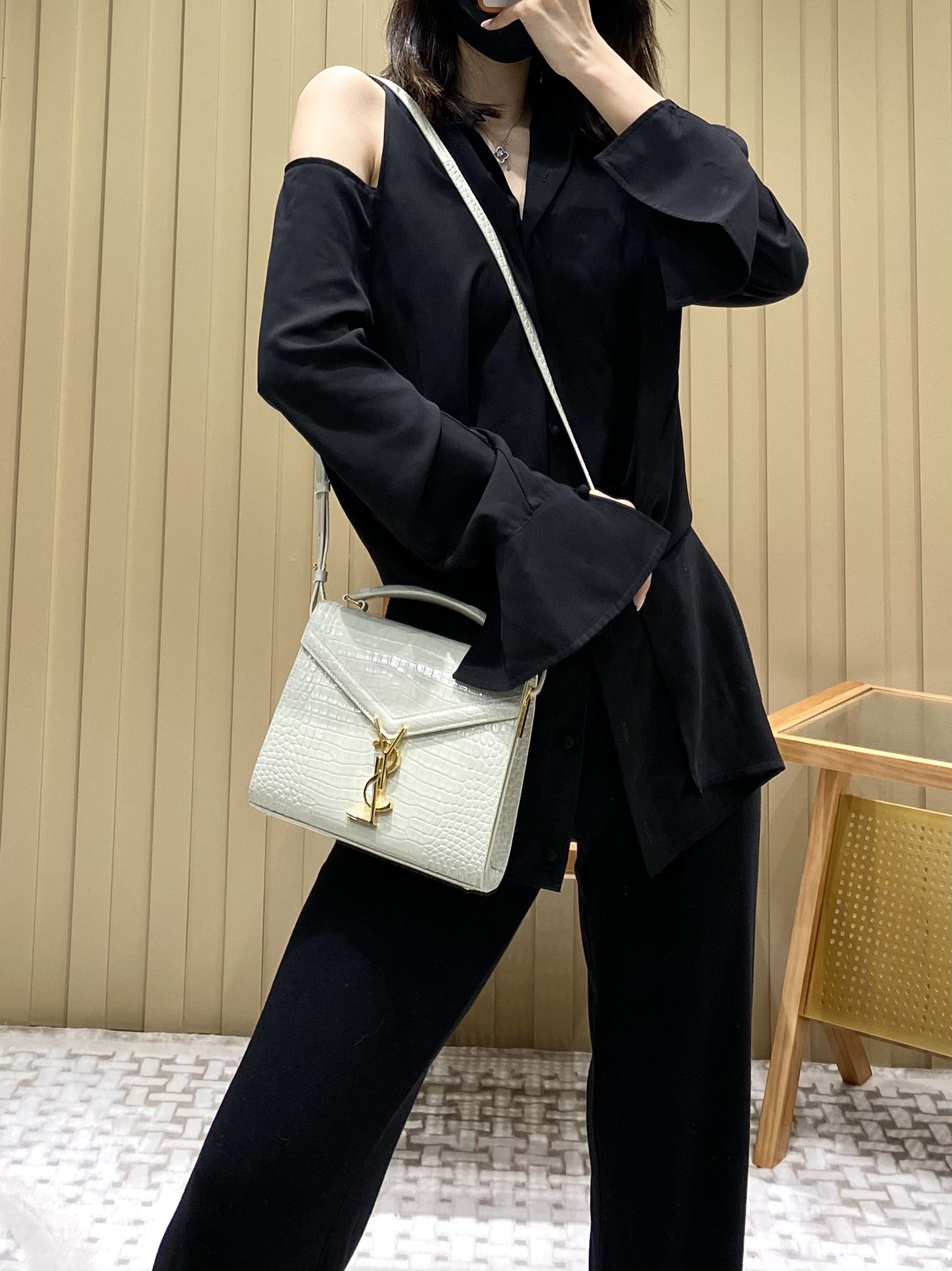 YSL 𝐂𝐚𝐬𝐬𝐚𝐧𝐝𝐫𝐚 Mini 20CM 鳄鱼纹手拎包 602716白色/金扣