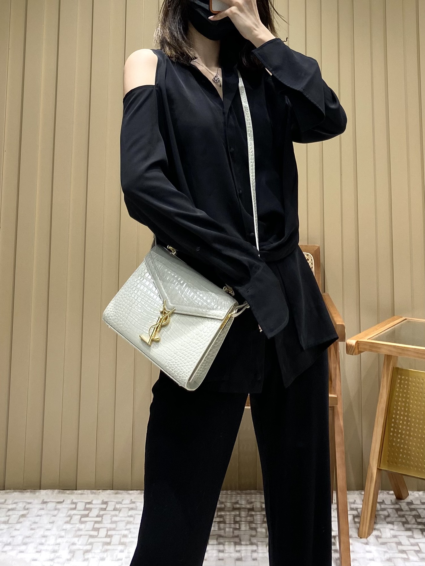YSL 𝐂𝐚𝐬𝐬𝐚𝐧𝐝𝐫𝐚 Mini 20CM 鳄鱼纹手拎包 602716白色/金扣