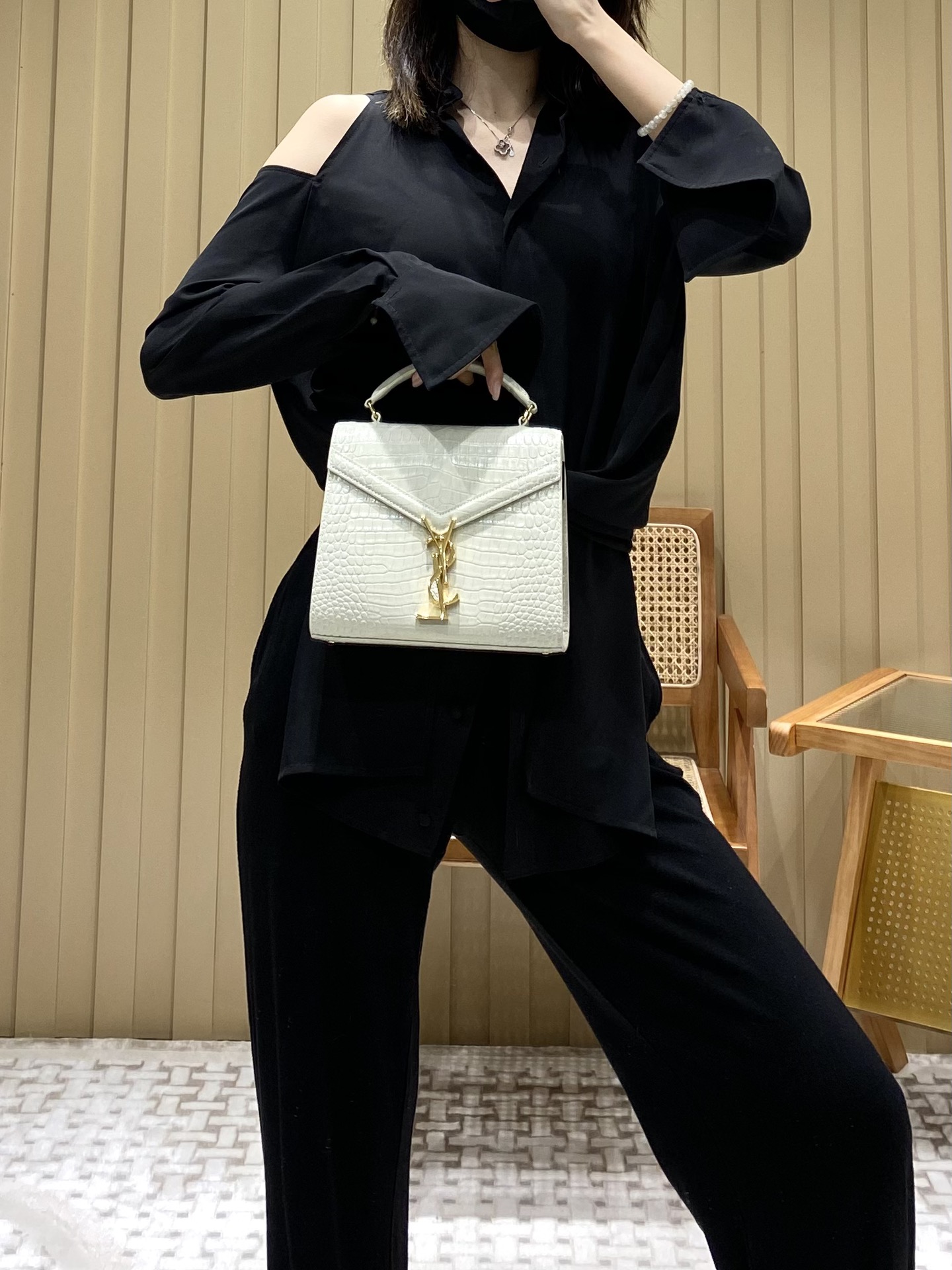 YSL 𝐂𝐚𝐬𝐬𝐚𝐧𝐝𝐫𝐚 Mini 20CM 鳄鱼纹手拎包 602716白色/金扣