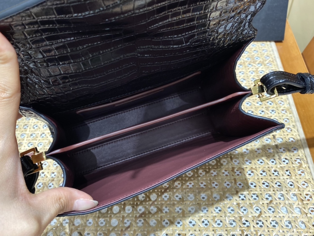 YSL 𝐂𝐚𝐬𝐬𝐚𝐧𝐝𝐫𝐚 Mini 20CM 鳄鱼纹手拎包 602716黑色/金扣