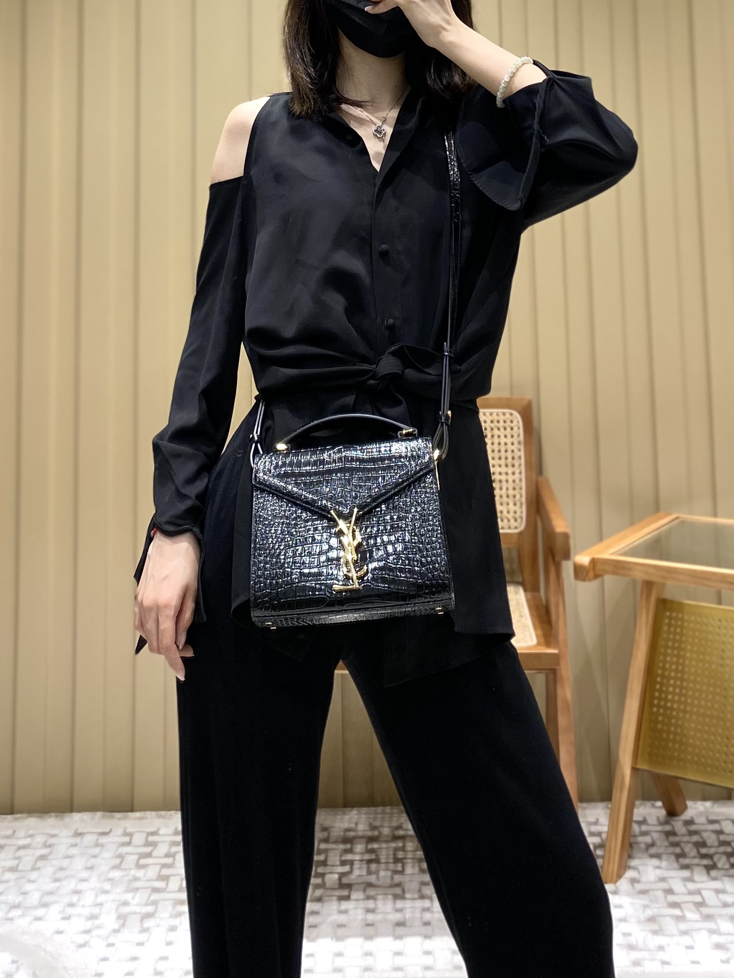 YSL 𝐂𝐚𝐬𝐬𝐚𝐧𝐝𝐫𝐚 Mini 20CM 鳄鱼纹手拎包 602716黑色/金扣