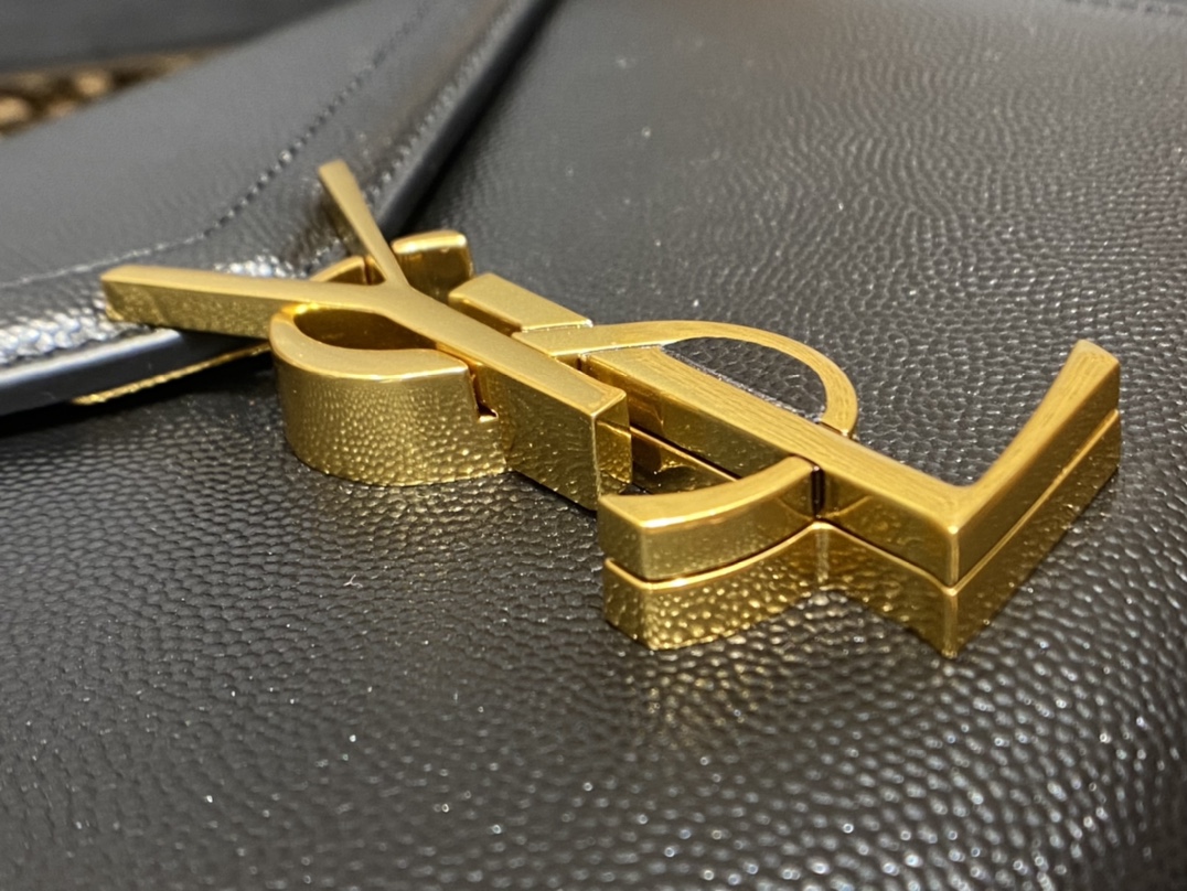 YSL 𝐂𝐚𝐬𝐬𝐚𝐧𝐝𝐫𝐚 Mini 20CM 鱼子酱纹手拎包 602716黑色/金扣
