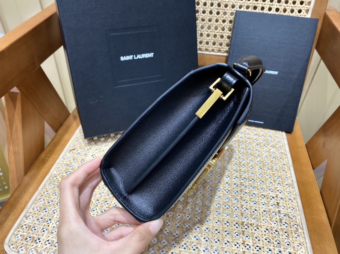 YSL 𝐂𝐚𝐬𝐬𝐚𝐧𝐝𝐫𝐚 Mini 20CM 鱼子酱纹手拎包 602716黑色/金扣