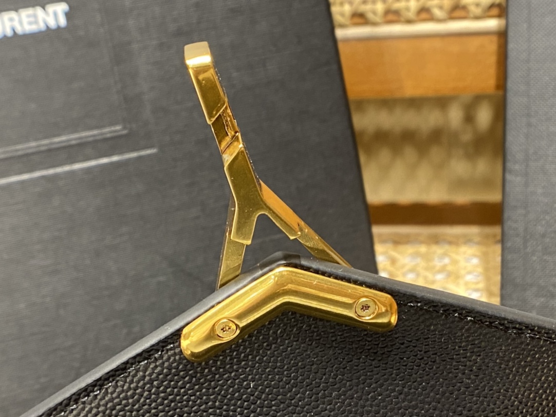 YSL 𝐂𝐚𝐬𝐬𝐚𝐧𝐝𝐫𝐚 Mini 20CM 鱼子酱纹手拎包 602716黑色/金扣