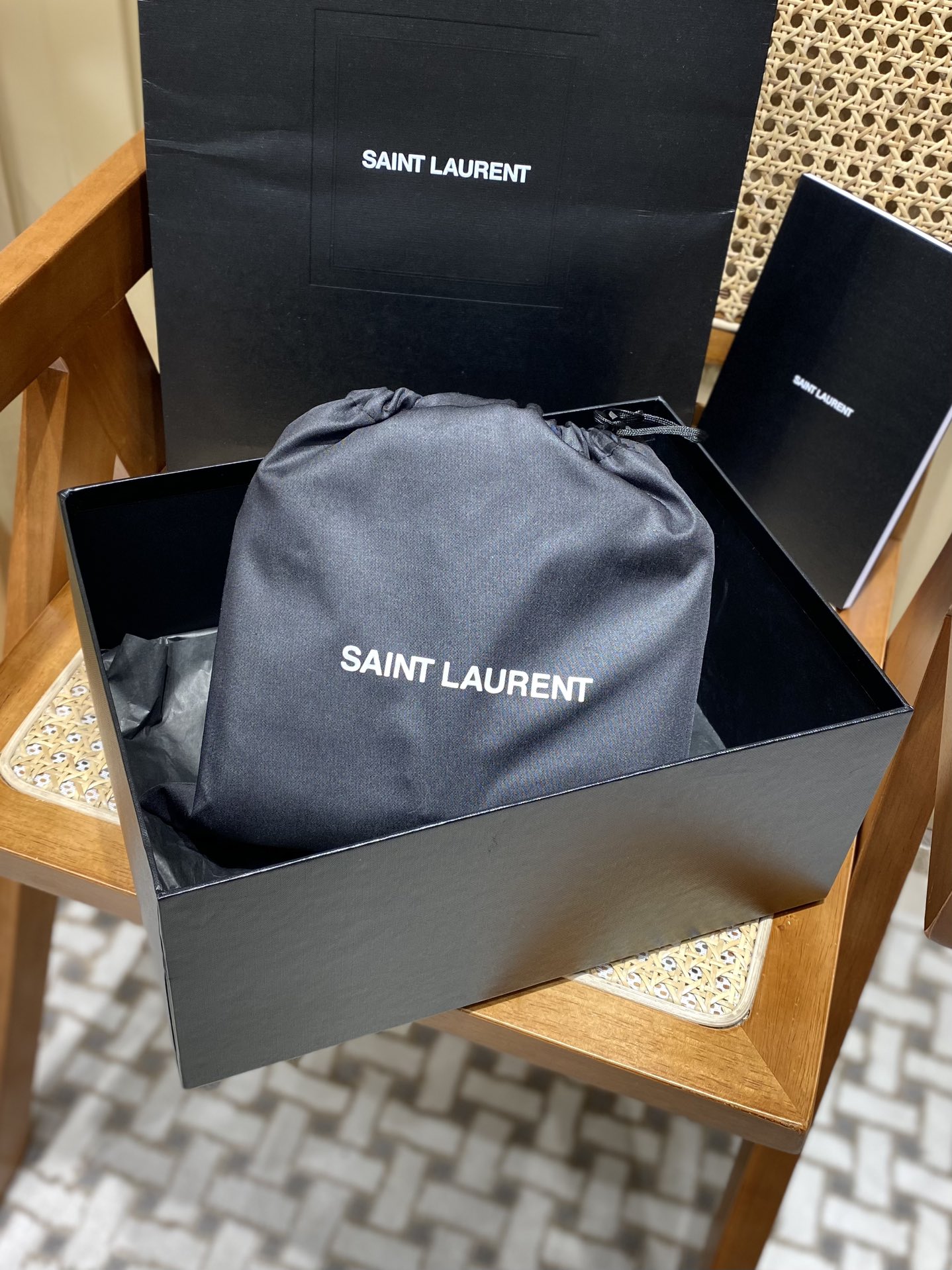 YSL 𝐂𝐚𝐬𝐬𝐚𝐧𝐝𝐫𝐚 Mini 20CM 鱼子酱纹手拎包 602716黑色/金扣