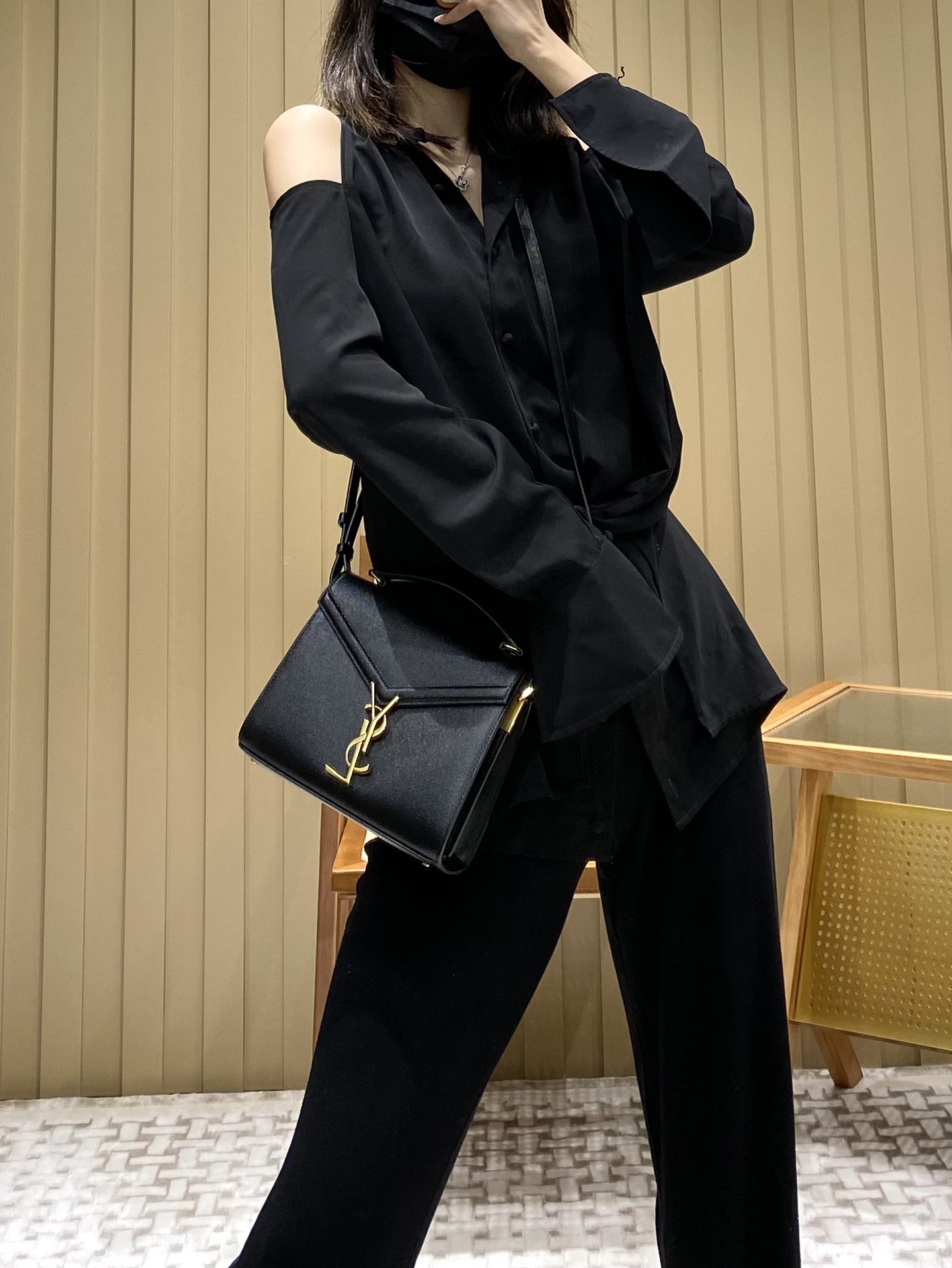YSL 𝐂𝐚𝐬𝐬𝐚𝐧𝐝𝐫𝐚 Mini 20CM 鱼子酱纹手拎包 602716黑色/金扣