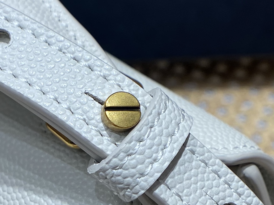 YSL 𝐂𝐚𝐬𝐬𝐚𝐧𝐝𝐫𝐚 Mini 20CM 鱼子酱纹手拎包 602716白色/金扣