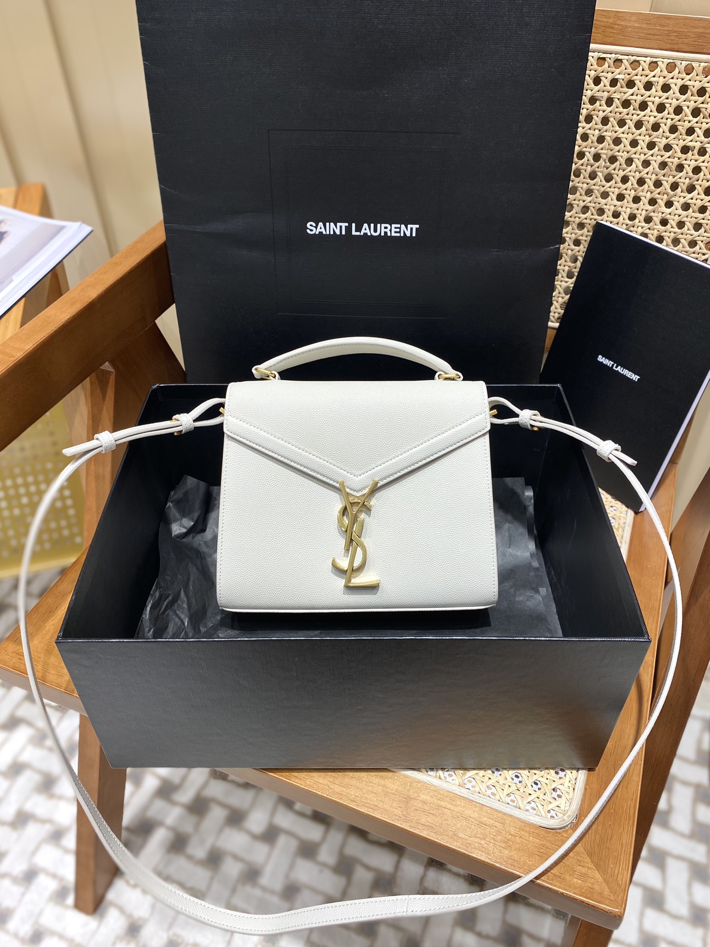 YSL 𝐂𝐚𝐬𝐬𝐚𝐧𝐝𝐫𝐚 Mini 20CM 鱼子酱纹手拎包 602716白色/金扣