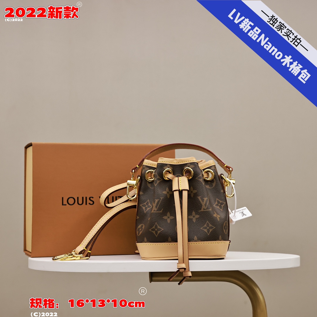 LV2022 Nano水桶包💰220 M81266老花 本款 Nano Noé 手袋浓缩 1932 年 Noé 手袋的经典构型，以 Monogram 帆布和牛皮革饰边融合传统设计和当代功能，充裕空间可容纳钥匙、卡夹和手机等随行所需，可拆卸手柄和可拆卸调节的肩带实现多种背携方式。 规格：16*13*10cm