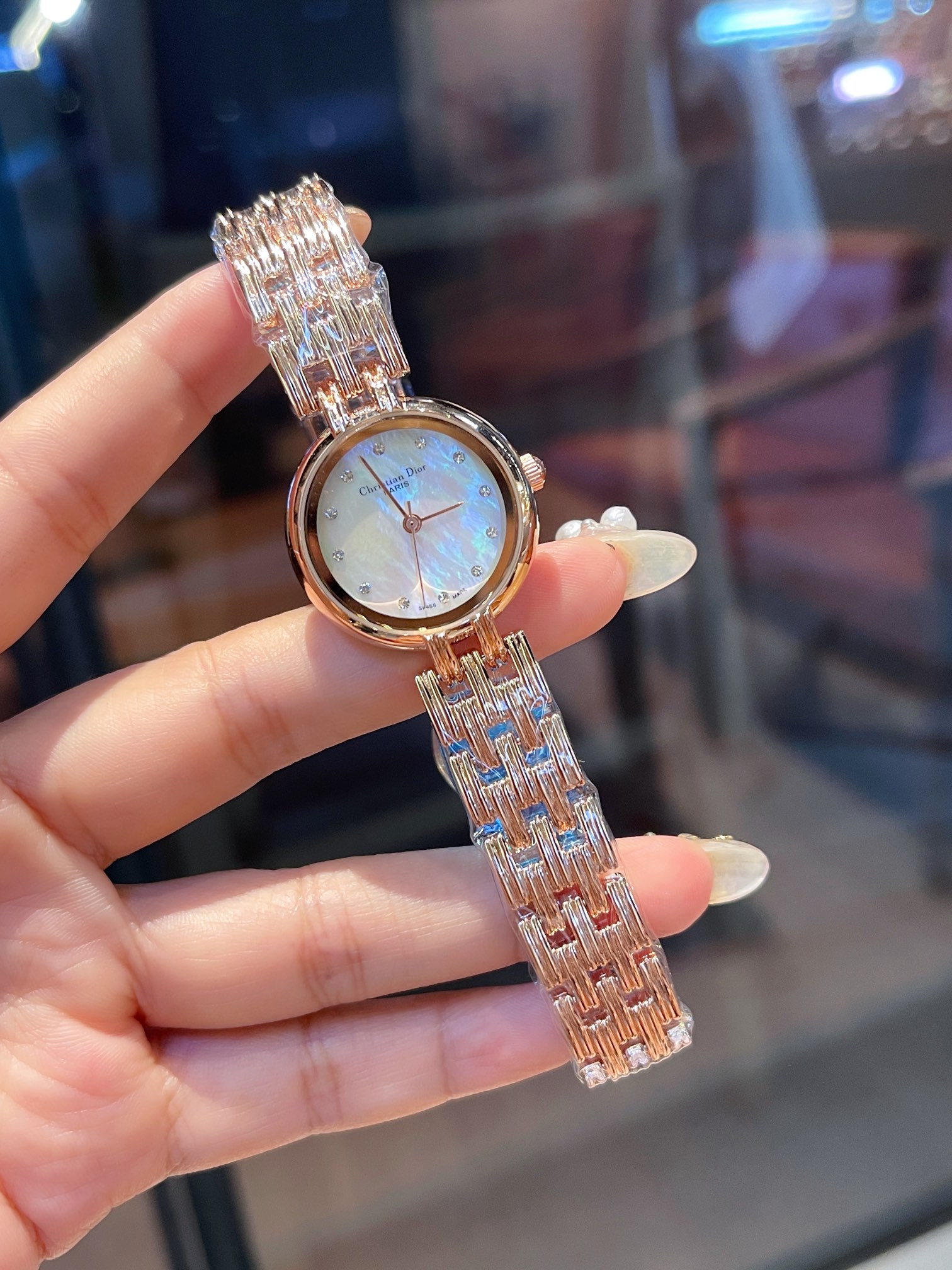 💰160 Dior迪奥新款女表以唯美时尚和精湛品质,成就心之所属饱满圆润的腕表造型,曼妙犹如满月表盘上镶嵌的贝壳材质,带来海底的神秘和润泽在不同的光线下贝壳更会呈现出不同的腕上风景.表盘直径约30毫米、进口石英机芯、走时精准、专柜品质