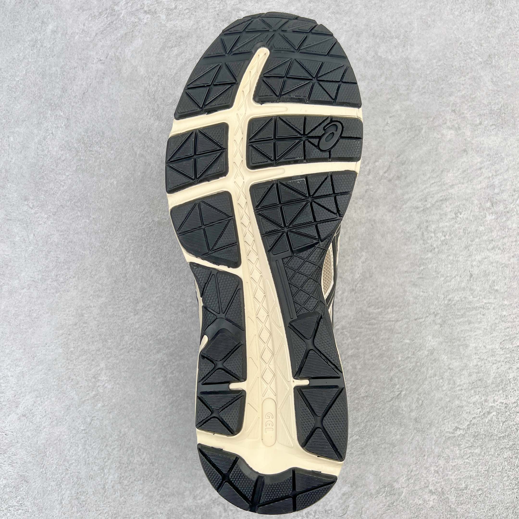 图片[8]-Asics Gel-Contend 亚瑟士抗衡4代低帮城市休闲运动跑步鞋 专业的运动科技 出色的缓冲性能 带来舒适的跑步体验 鞋面采用三明治网布 透气性非常出色 鞋舌带有偏向外侧设计 固定鞋舌防止外倾 内里海绵加透气的BK网布 加强脚部的包覆感 Rearfoot Gel后置凝胶能提供出色的缓冲性能 中底采用补强结构 能有效防止运动中的长时间扭动造成足弓变形 缓解足部疲劳 防滑耐磨橡胶大底 具有较强抓地性 适合慢跑和中等强度训练穿着 后跟内置GEL胶提供更加充分的冲击防护 鞋身外侧反光设计元素 在夜间增强保护性能 尺码：35 36 36.5 37 38 38.5 39 40 40.5 41 42 42.5 43 44 45-选品中心