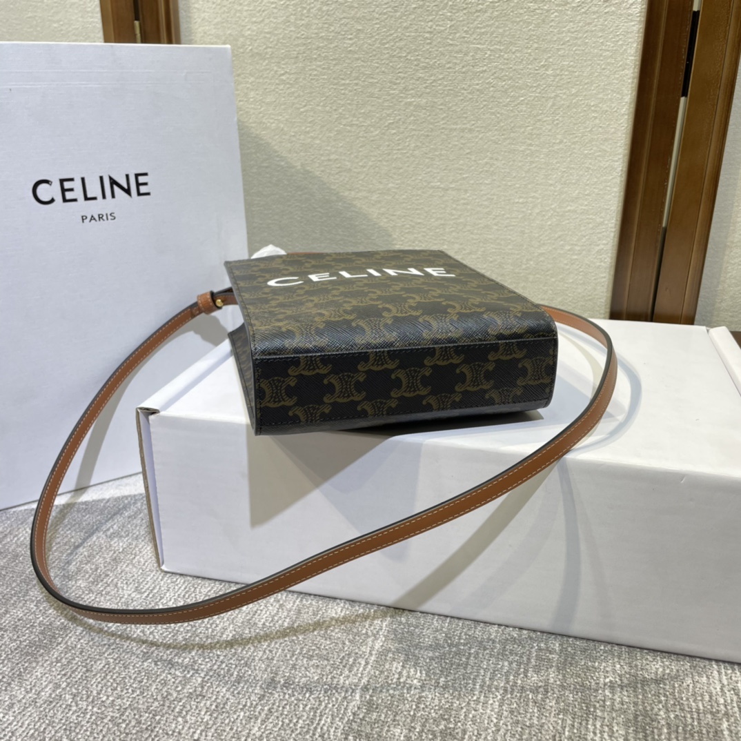p450。 Celine Triomphe Mini Cabas
搭配小精灵 CP最强阵容〰️简直不要太可爱啦啦～涉猎广众仙姐姐～停止不了的魅力🤳🏻
款号：194372 Pvc/棕
尺寸：17-21-4 （配原版包装）