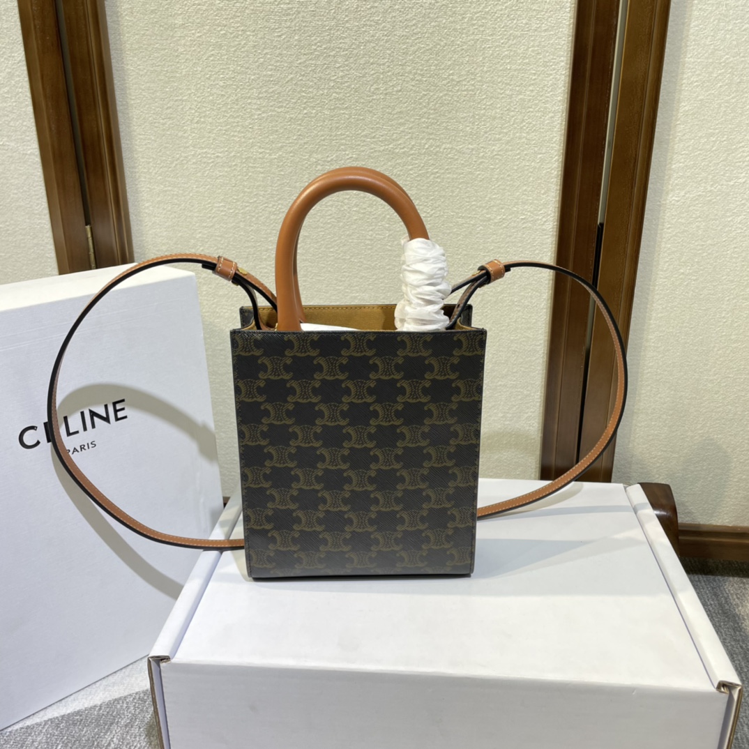 p450。 Celine Triomphe Mini Cabas
搭配小精灵 CP最强阵容〰️简直不要太可爱啦啦～涉猎广众仙姐姐～停止不了的魅力🤳🏻
款号：194372 Pvc/棕
尺寸：17-21-4 （配原版包装）