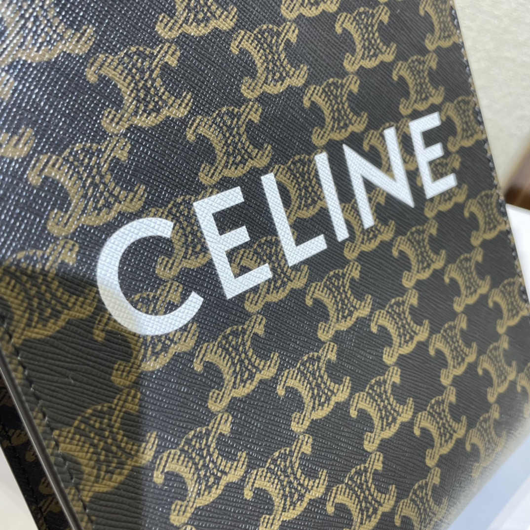 p450。 Celine Triomphe Mini Cabas
搭配小精灵 CP最强阵容〰️简直不要太可爱啦啦～涉猎广众仙姐姐～停止不了的魅力🤳🏻
款号：194372 Pvc/棕
尺寸：17-21-4 （配原版包装）