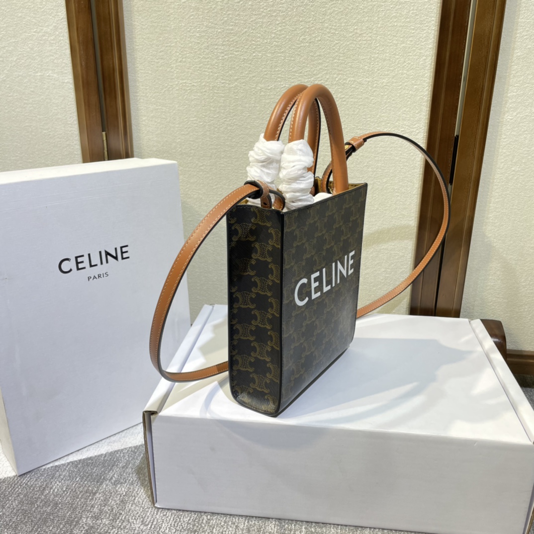 p450。 Celine Triomphe Mini Cabas
搭配小精灵 CP最强阵容〰️简直不要太可爱啦啦～涉猎广众仙姐姐～停止不了的魅力🤳🏻
款号：194372 Pvc/棕
尺寸：17-21-4 （配原版包装）