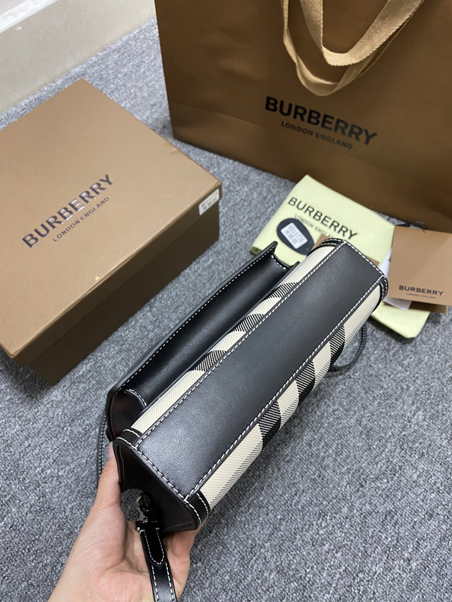 Burberry巴宝莉最新米色格纹托特包