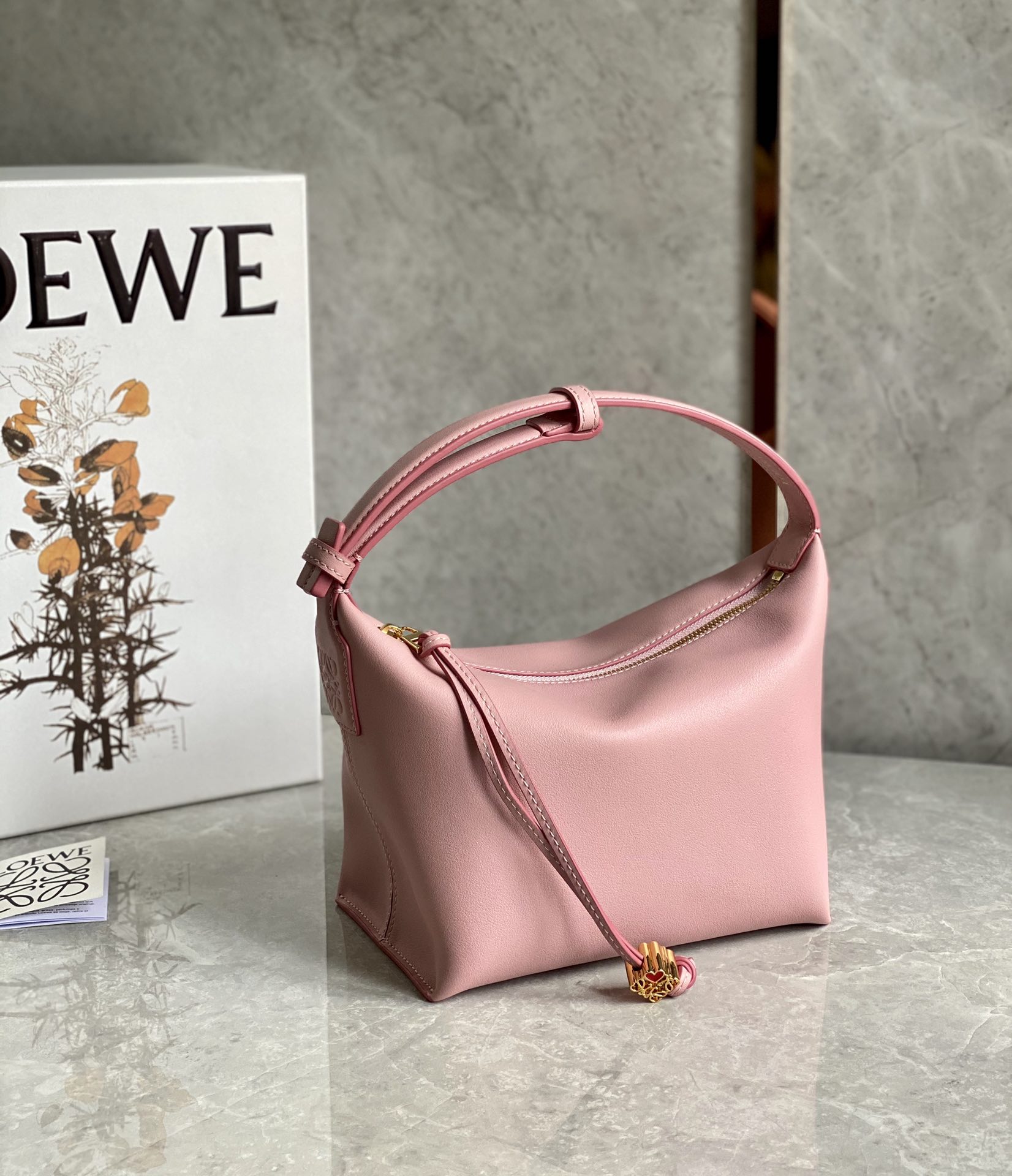 LOEWE罗意威 520情人节限定款 cubi全皮饭盒包 0559粉