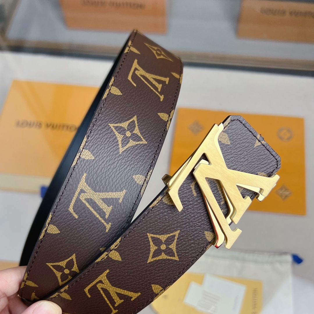 LV 4.0cm新款男士双面腰带 带身采用进口原版皮 扣头错乱倾斜设计 带来不一样的穿搭体验 纯铜五金制