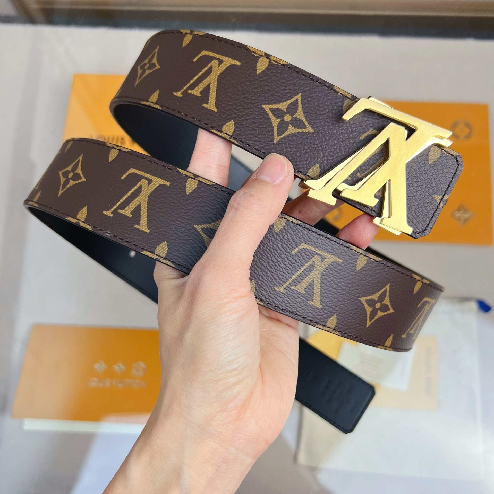 LV 4.0cm新款男士双面腰带 带身采用进口原版皮 扣头错乱倾斜设计 带来不一样的穿搭体验 纯铜五金制