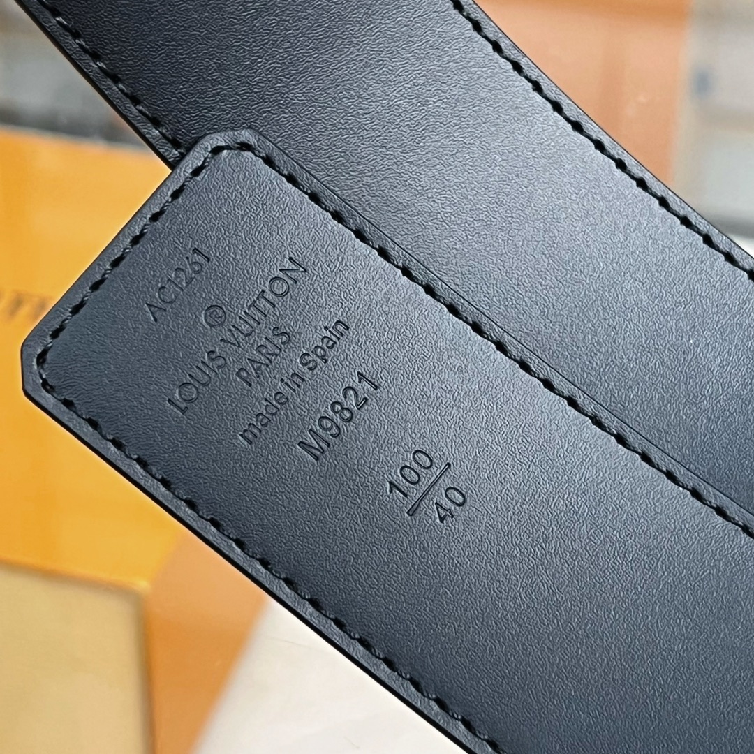 LV 4.0cm新款男士双面腰带 带身采用进口原版皮 扣头错乱倾斜设计 带来不一样的穿搭体验 纯铜五金制