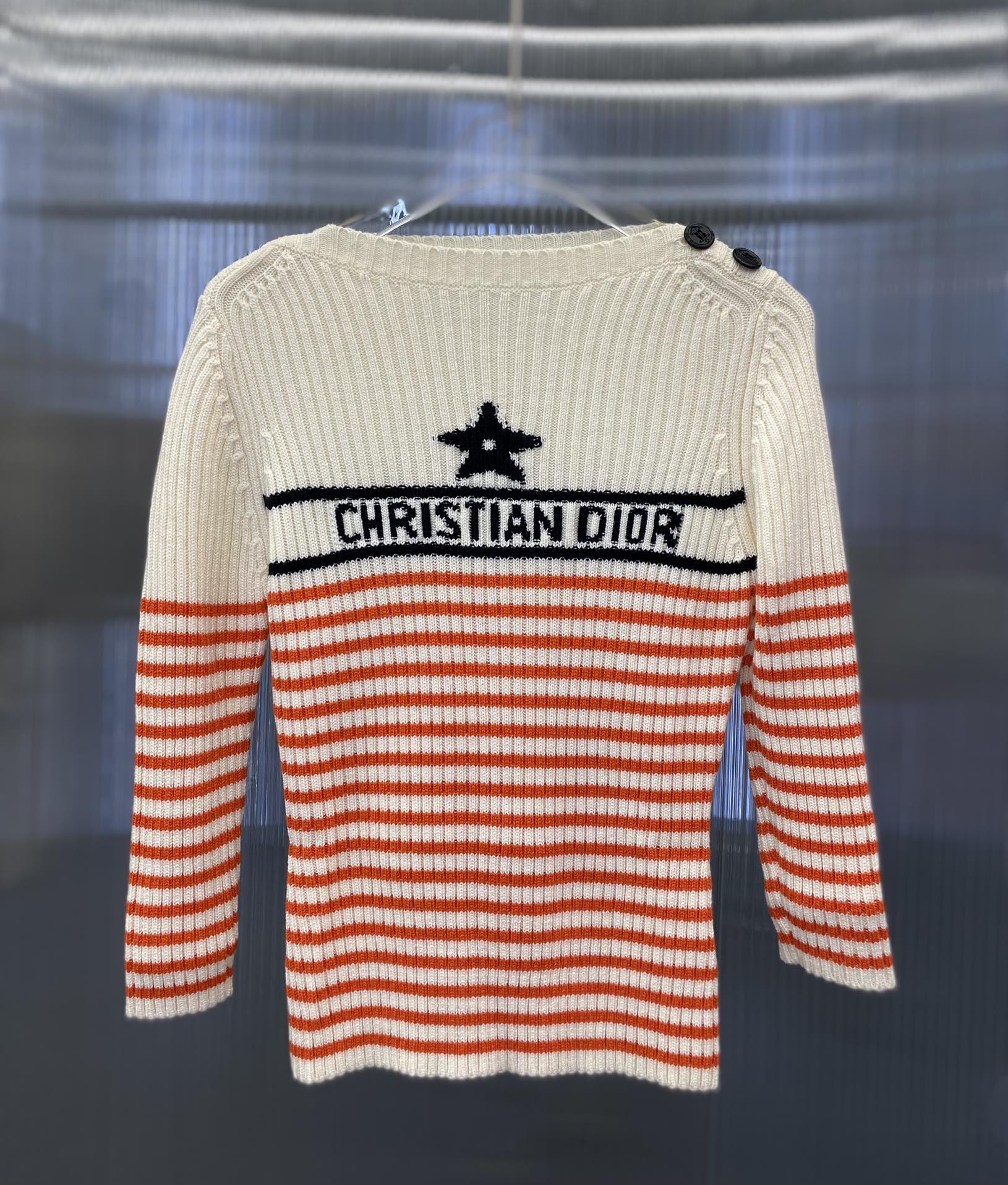 NO:696918,Dior Dior/Summer new striped letter crochet five-pointed star knitted silk cotton top Customized silk cotton thread weaving Striped letter crochet pattern Custom dyed stripe color system makes clothes no longer monotonous Classic and versatile items casually matched with bottoms Three colors and three codes SML, dior, dior,19860909Dior迪奥/夏季新款条纹字母钩花五角星针织 蚕丝棉上衣 定制蚕丝棉丝线织造 条纹字母钩花图案 定染的条纹色系 让衣服不再单调 经典百搭的单品 随意搭配下装 三色三码SML,,dior,dior,,Women's clothing