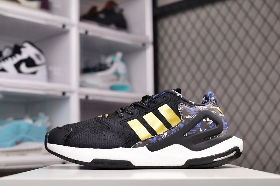 H0 阿迪 Day Jogger 夜行者二代 爆米花 复古缓震跑鞋 一双造型醒目的鞋，因为反光设计，也因为穿者自信的步伐。这款adidas经典鞋，以Day Jogger的名义，力求为现代街头再现经典。保留当年的经典细节，造型醒目，也助你脱颖而出，简直心头爱。款鞋同时采用热塑性聚氨酯弹性体鞋跟夹稳固鞋跟，让你舒适运动，加强了对脚的保护。