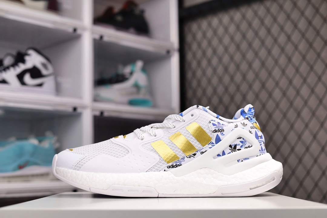 H0 阿迪 Day Jogger 夜行者二代 爆米花 复古缓震跑鞋 一双造型醒目的鞋，因为反光设计，也因为穿者自信的步伐。这款adidas经典鞋，以Day Jogger的名义，力求为现代街头再现经典。保留当年的经典细节，造型醒目，也助你脱颖而出，简直心头爱。款鞋同时采用热塑性聚氨酯弹性体鞋跟夹稳固鞋跟，让你舒适运动，加强了对脚的保护。