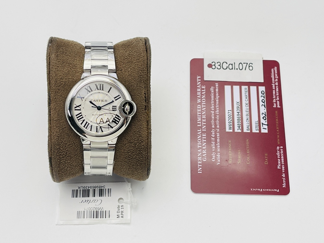 【K3 Factory2022全新力作 墙裂推荐】
卡地亚蓝气球 🇫🇷 CARTIER BallonBleu
重磅更新 全新推出：
原版一档076机芯  钢带皮带快拆头粒版本！
亮点1⃣️采用原版076（瑞士2671），一档机芯，拔档即停秒调时。机芯摆频每小时28800次，动力储存为48小时，nh05只能放12小时，原版076能放一个周末。走时更加抗震防磁，精准稳定，摆脱nh05时不时就需要修表的烦恼。
亮点2⃣️工厂重金开发独家快拆头粒，徒手即可拆卸更换表带，更加方便快捷。
亮点3⃣️所有配件皆可与原装配件互换，厚度做到33款9.96mm/36款12.05mm，42MM与原装基本保持一致。
K3 Factory匠心力作 欢迎各位表友的品鉴！