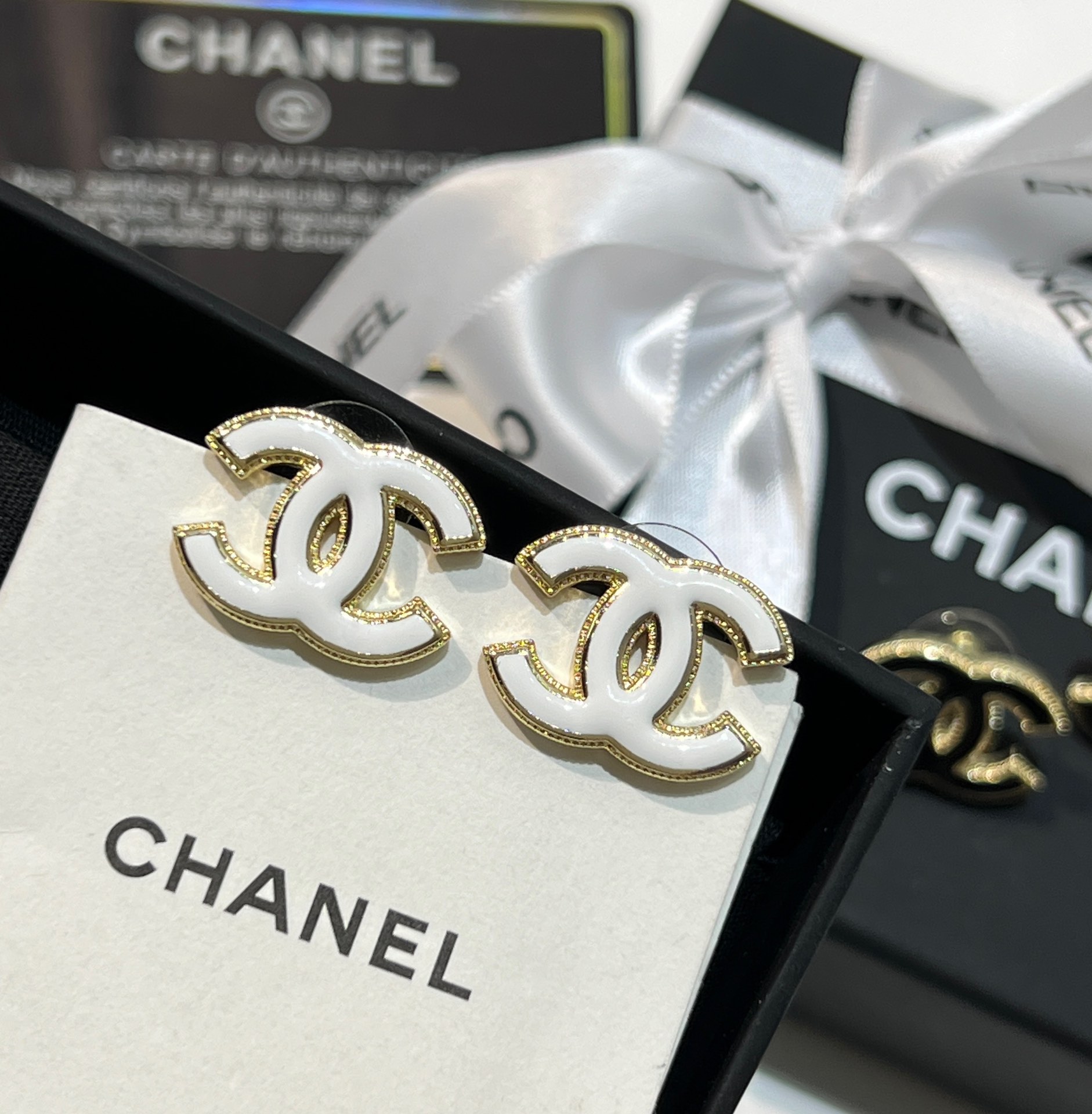 新款☑️CHANEL香奈儿双c 珐琅滴油黑白耳钉耳环