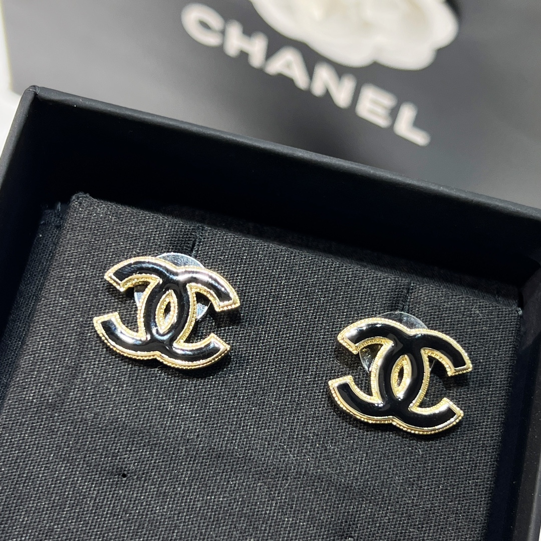 新款☑️CHANEL香奈儿双c 珐琅滴油黑白耳钉耳环