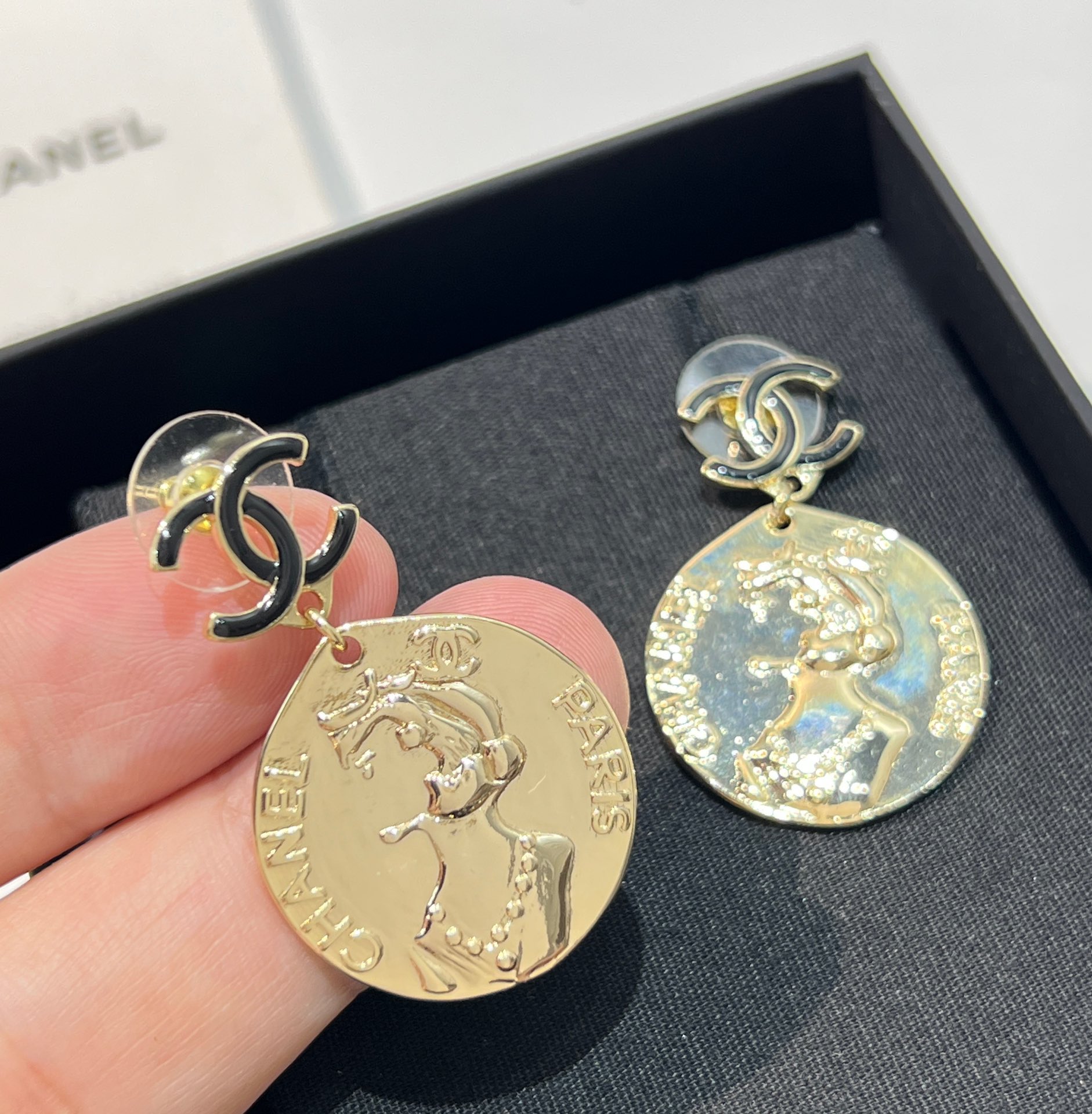 新款☑️CHANEL香奈儿双c 金色人像耳钉耳环