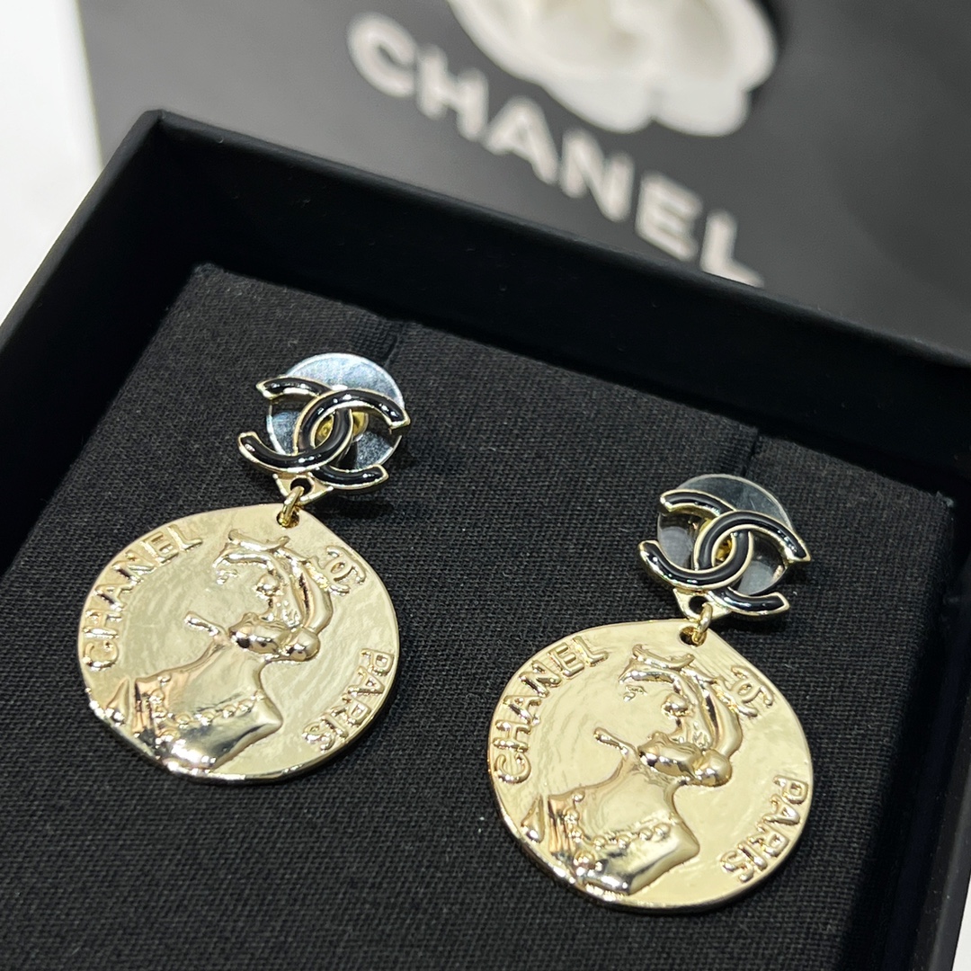 新款☑️CHANEL香奈儿双c 金色人像耳钉耳环