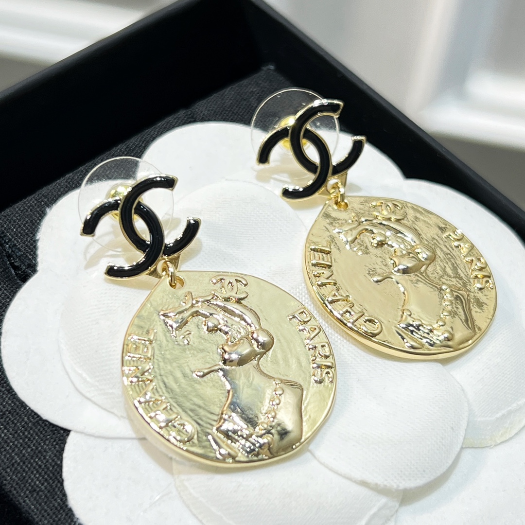 新款☑️CHANEL香奈儿双c 金色人像耳钉耳环