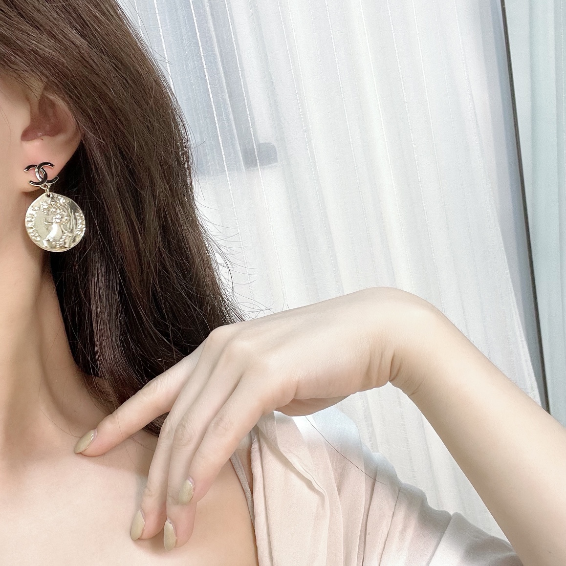 新款☑️CHANEL香奈儿双c 金色人像耳钉耳环