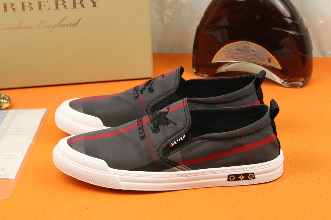 I0   Burberry  巴宝莉  代购款🔍男士🚹官网同步，鞋面采用进口 Burberry 巴宝莉 专用冰丝防水布面料，透气舒适内里， 完全1⃣️比1⃣️复刻🇮🇹，防滑耐磨橡胶大底⚠原厂跟单货，🔍🔍高品质看细节，欢迎对比⚠