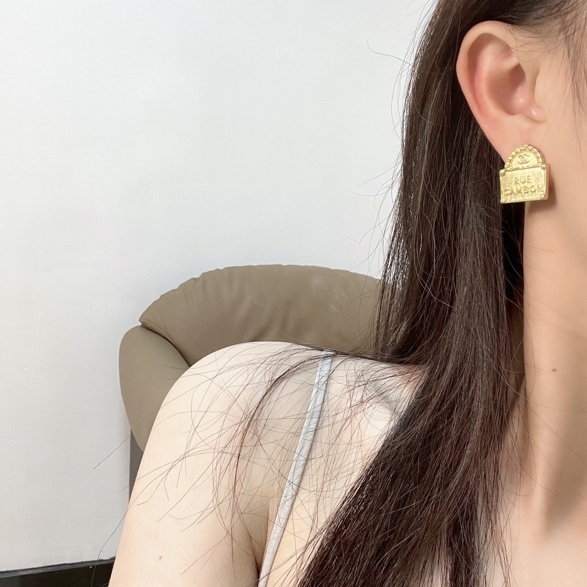 新款☑️CHANEL香奈儿双c金色包包👜耳钉耳环