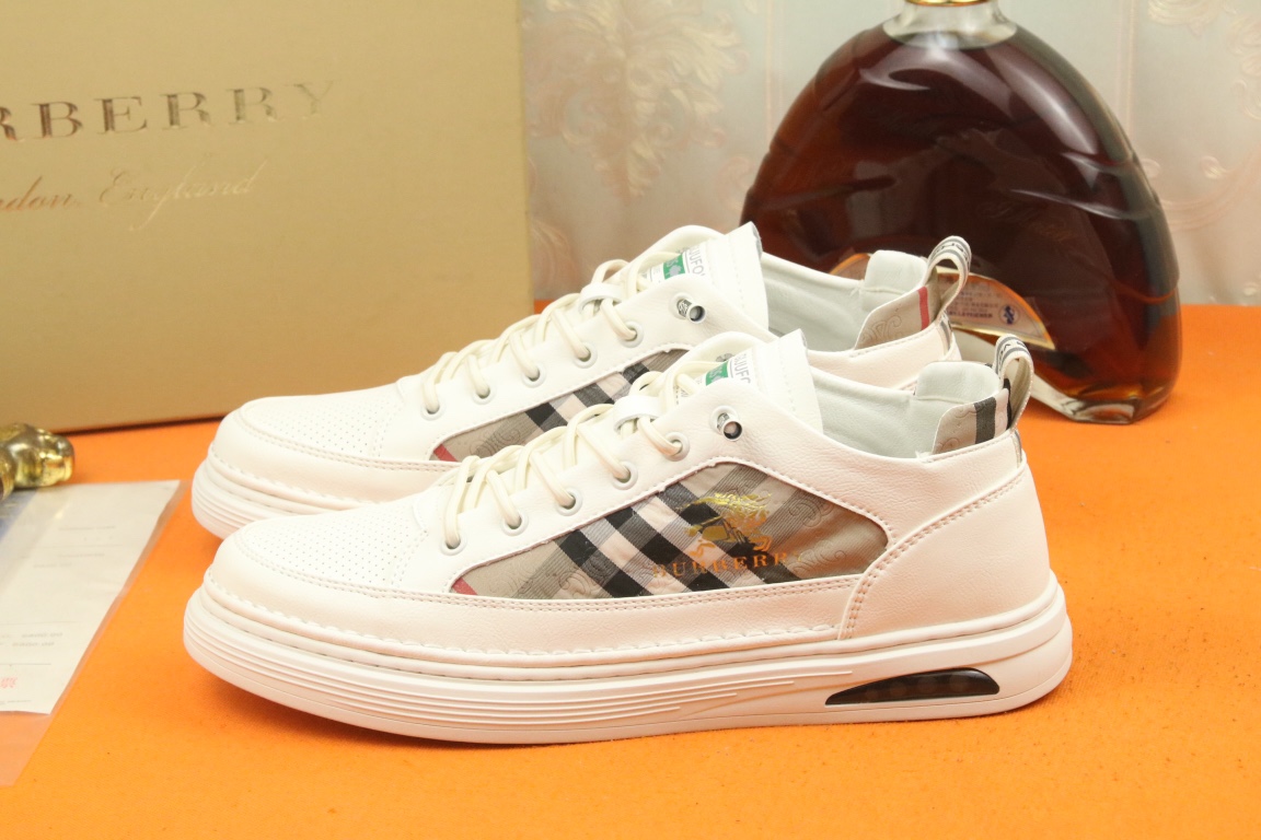 I5   Burberry  巴宝莉  代购款🔍男士🚹官网同步，鞋面采用进口牛皮搭配 Burberry 巴宝莉 专用面料，羊皮内里， 完全1⃣️比1⃣️复刻🇮🇹，防滑耐磨橡胶大底⚠原厂跟单货，🔍🔍高品质看细节，欢迎对比⚠