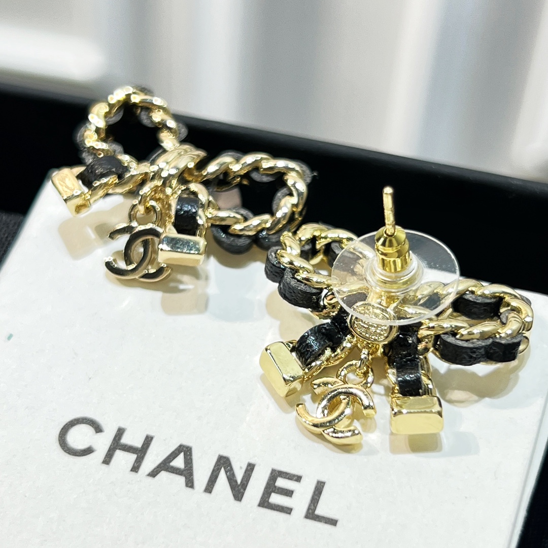 新款☑️CHANEL香奈儿双c 黑皮绳蝴蝶结耳钉耳环