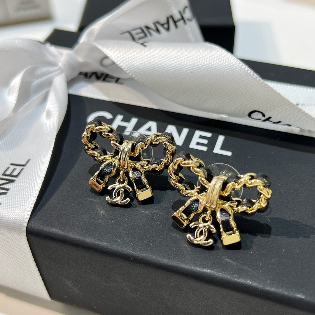 新款☑️CHANEL香奈儿双c 黑皮绳蝴蝶结耳钉耳环