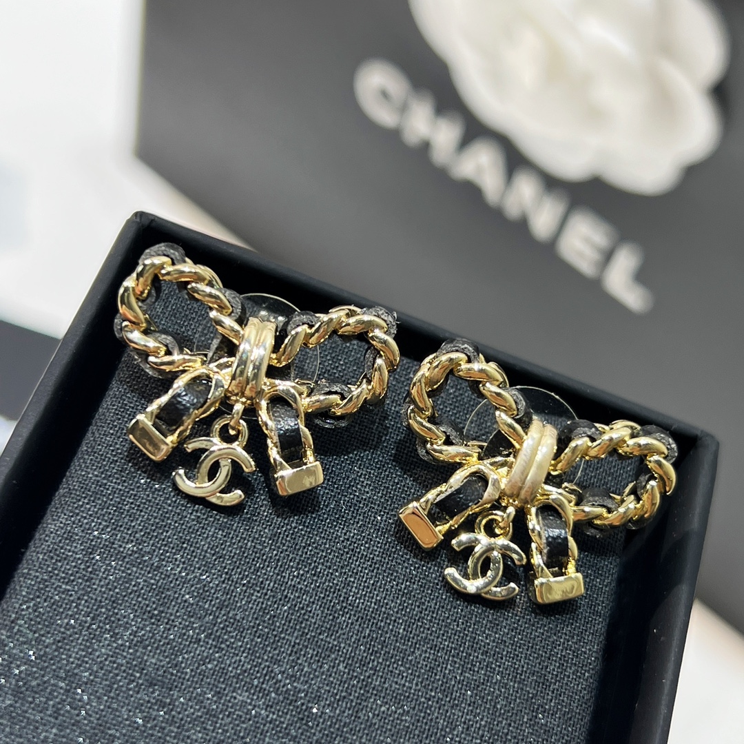 新款☑️CHANEL香奈儿双c 黑皮绳蝴蝶结耳钉耳环