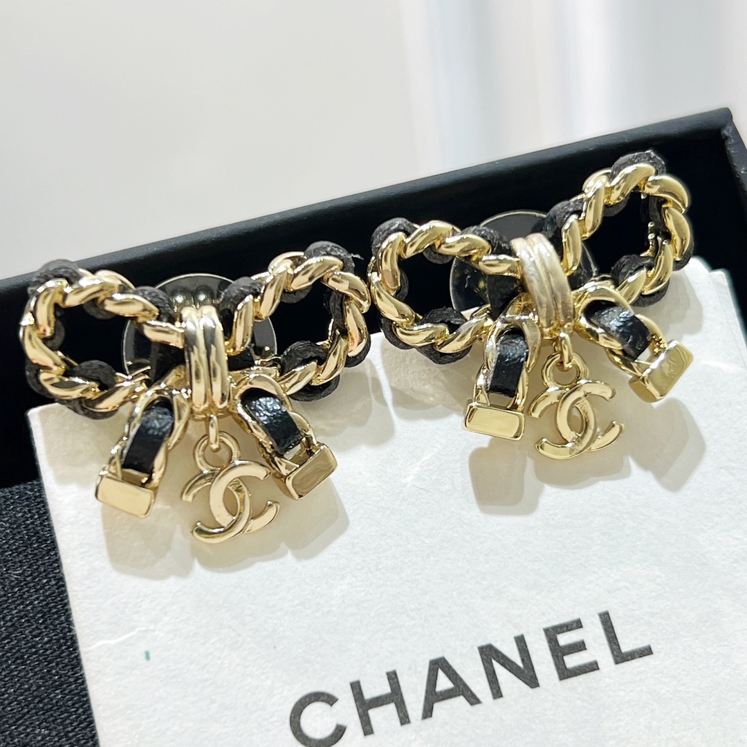 新款☑️CHANEL香奈儿双c 黑皮绳蝴蝶结耳钉耳环