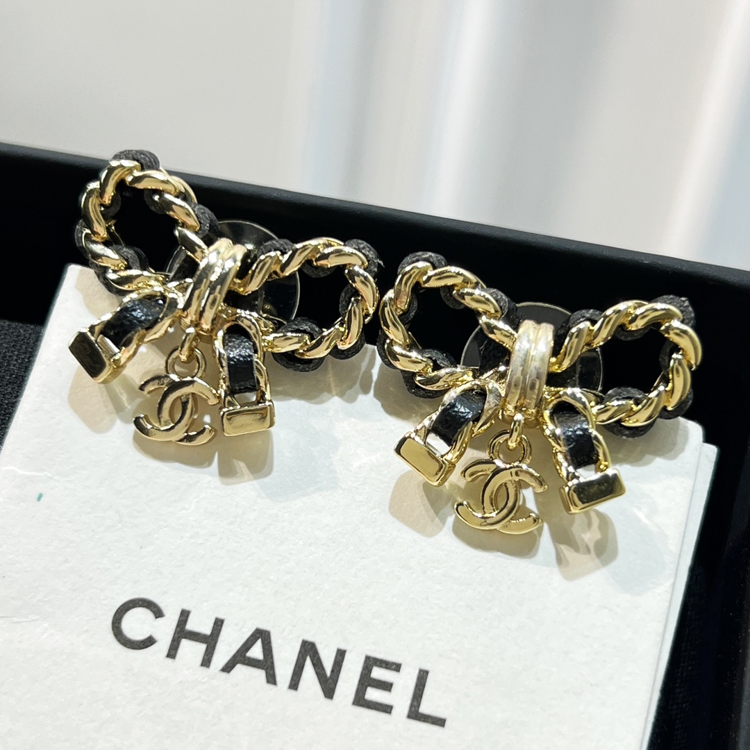 新款☑️CHANEL香奈儿双c 黑皮绳蝴蝶结耳钉耳环
