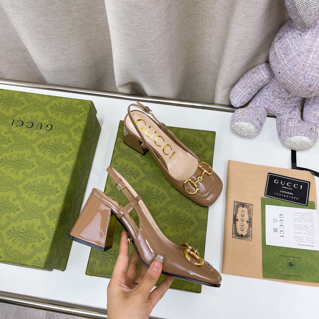 NO:173795,GUCCl new horse-bit light-mouth single shoes and sandals, the design is matched with square toe and three-dimensional square heel. The exquisite and delicate details make the whole design exude an elegant charm. Original custom imported soft paint, hardware horse-bit, inner/foot-up high-end sheepskin, outsole Italian leather sole Heel height 7.5CM, 2.5CM (electro-plated gold) Size 34~41 (customized for 34, 40, 41), single-shoe sandals, christian louboutin, gucci, sandals, sheepskin, gold plating19860909GUCCl 古奇 新款马衔扣浅口单鞋、凉鞋同款,设计搭配方形鞋头和立体方跟 精致细腻的细节令整款设计散发出优雅的韵味, 面料原版定制进口软漆,五金马衔扣 内里/垫脚高端羊皮 , 大底意大利真皮底 跟高7.5CM、2.5CM（电镀金色） 尺码34～41（34、40、41订做）,单鞋凉鞋,christian louboutin,gucci,sandals,sheepskin,gold plating,Women's Shoes