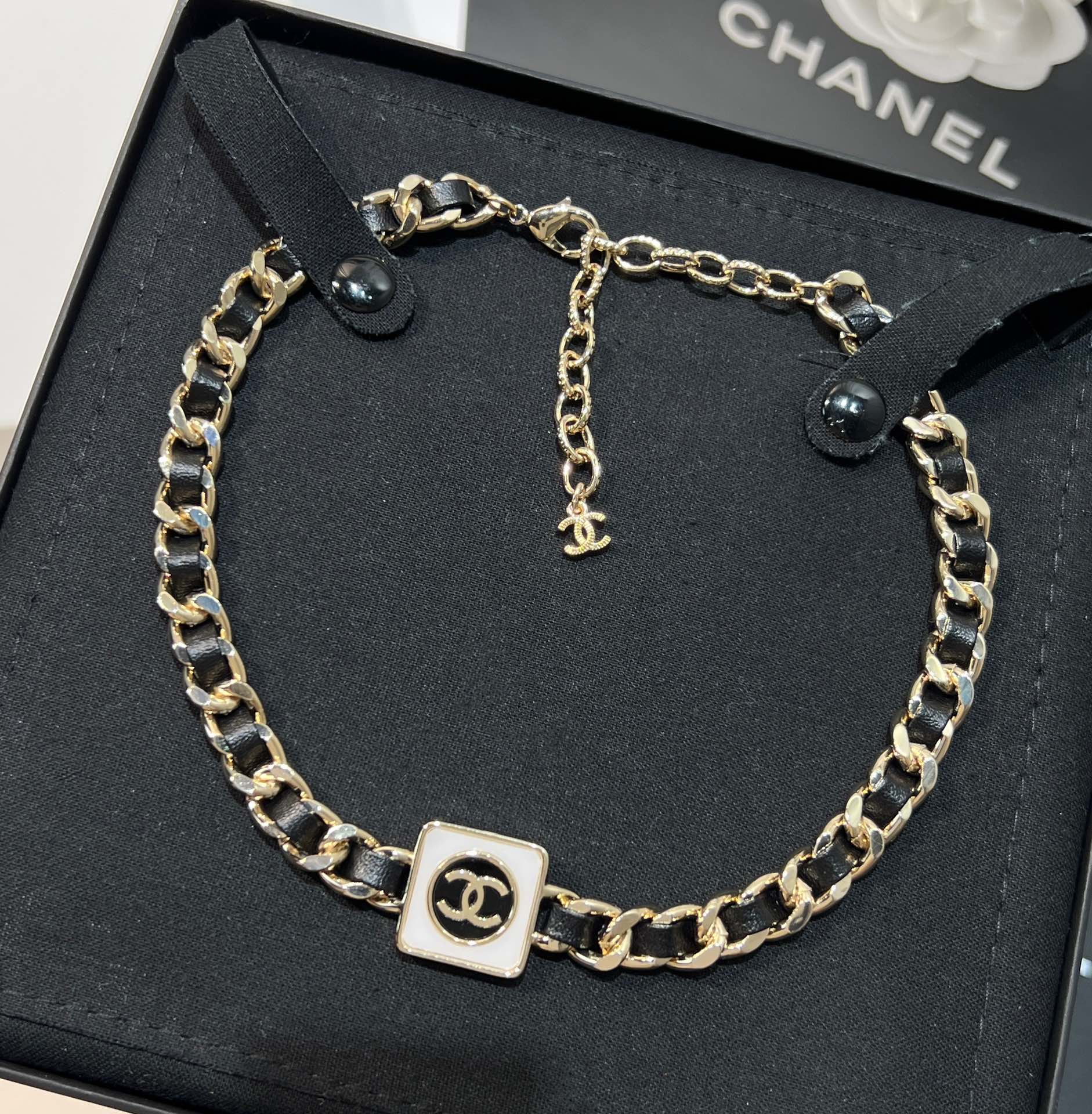新款☑️CHANEL香奈儿双c 方形黑皮绳项链颈链