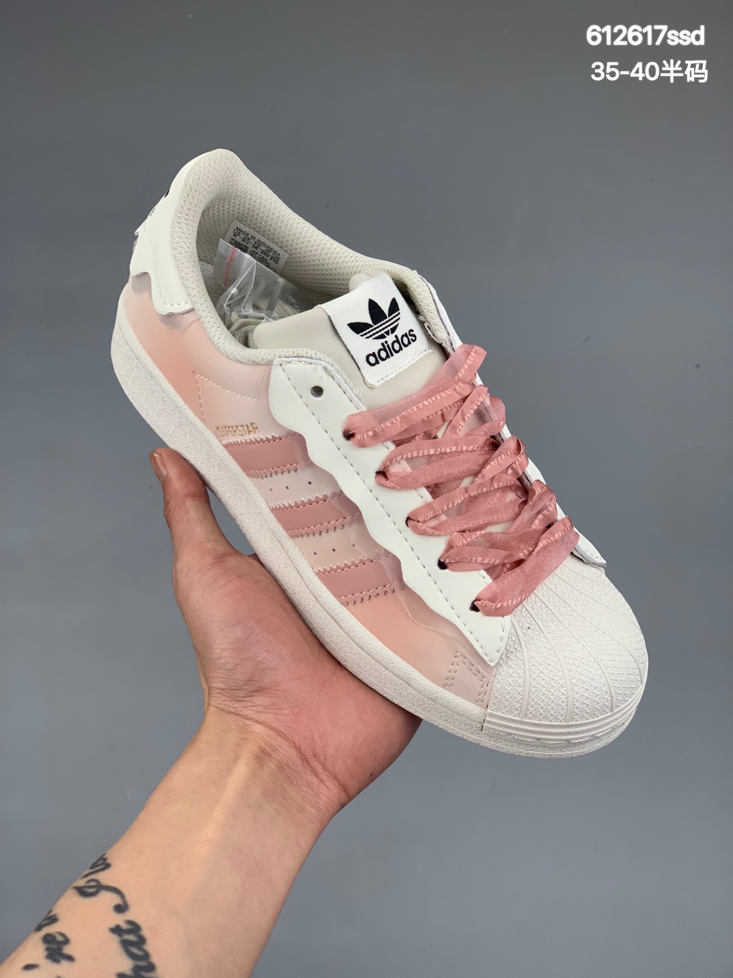 本地
Adidas Original Super Star 三叶草女22年春季低帮经典贝壳头板鞋 奶油花边 GW4441 采用全新拼接皮革材质 后跟采用特色3D立体印字 全新版本中底 渠道订单 诠释市场最高工艺水平 全鞋进口皮料打造 
尺码：36 36.5 37 38 38.5 39 40
编码：612617ssd