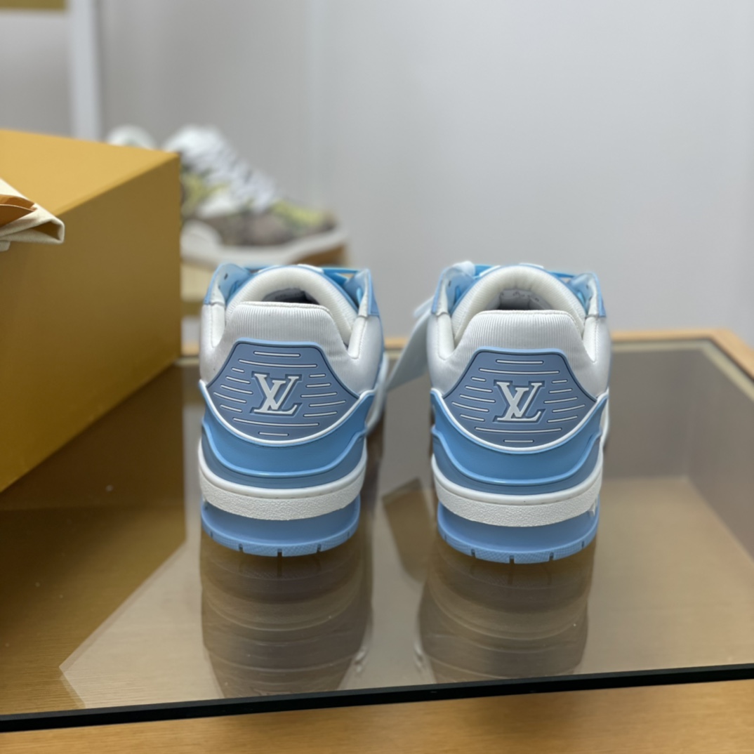 LV/路易威登 采用压印荔面小牛皮制成情侣款运动跑鞋